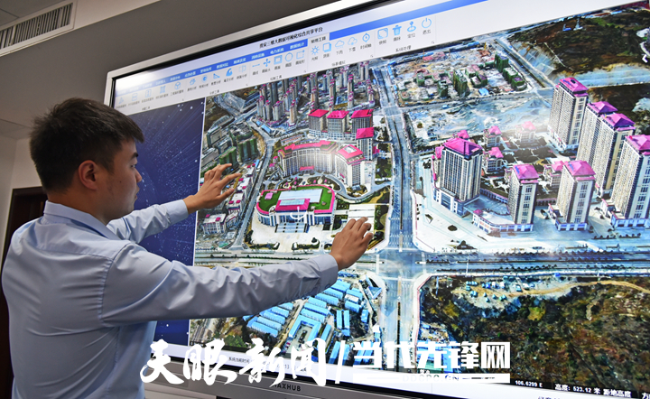 贵安数字经济产业园贵州信鸽科技有限公司工作人员正在展示三维大数据可视化综合共享平台。贵州日报天眼新闻记者 谢佳杰 摄.jpg